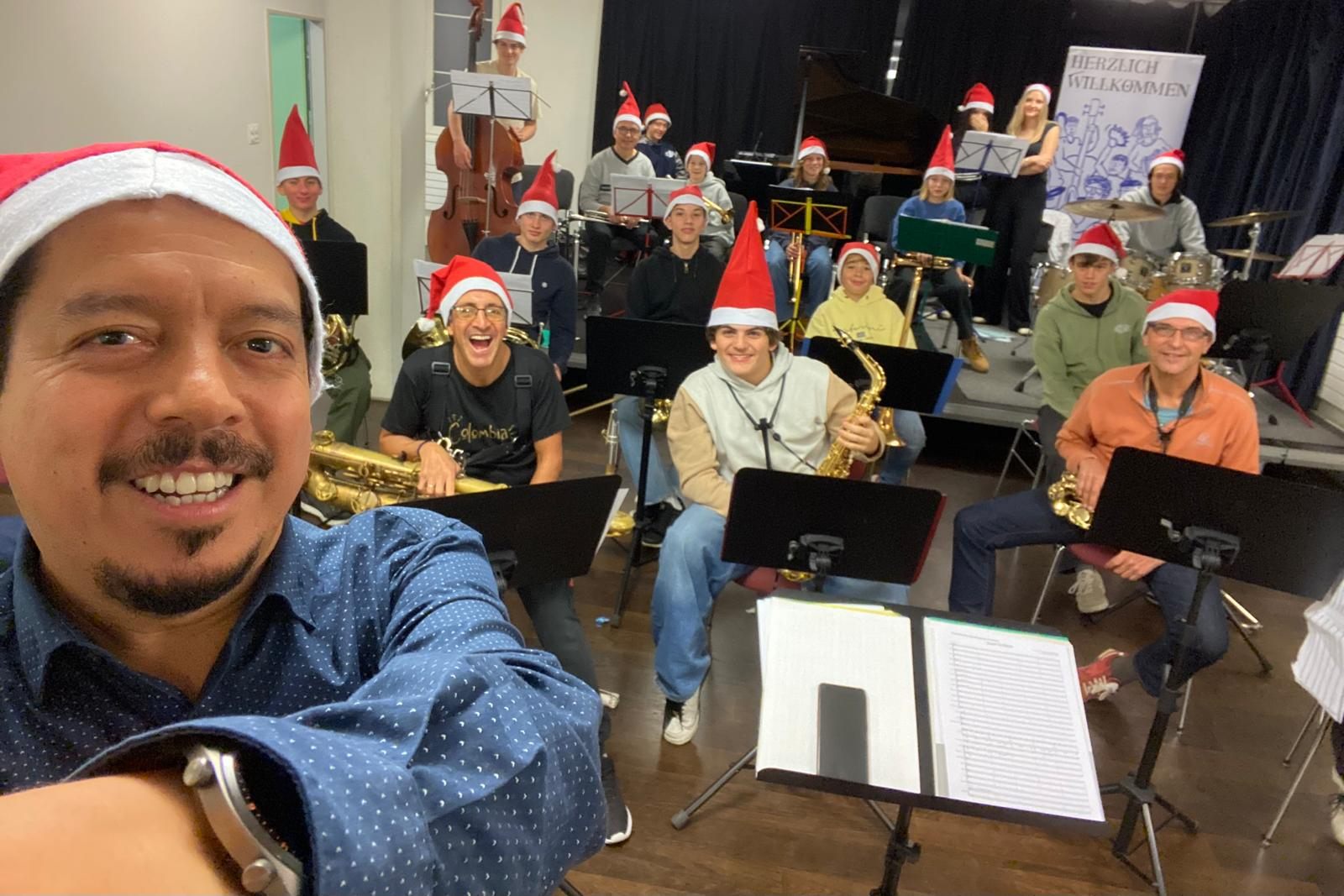 MZO Big Band an der Probe mit Samichlaus-Mützen