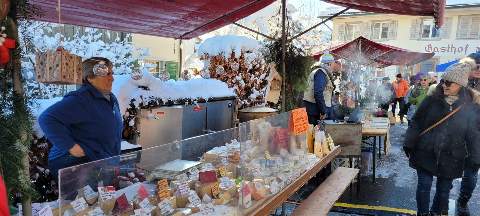 Käsestand im Schnee, Gasthof zum Rössli im Hintergrund