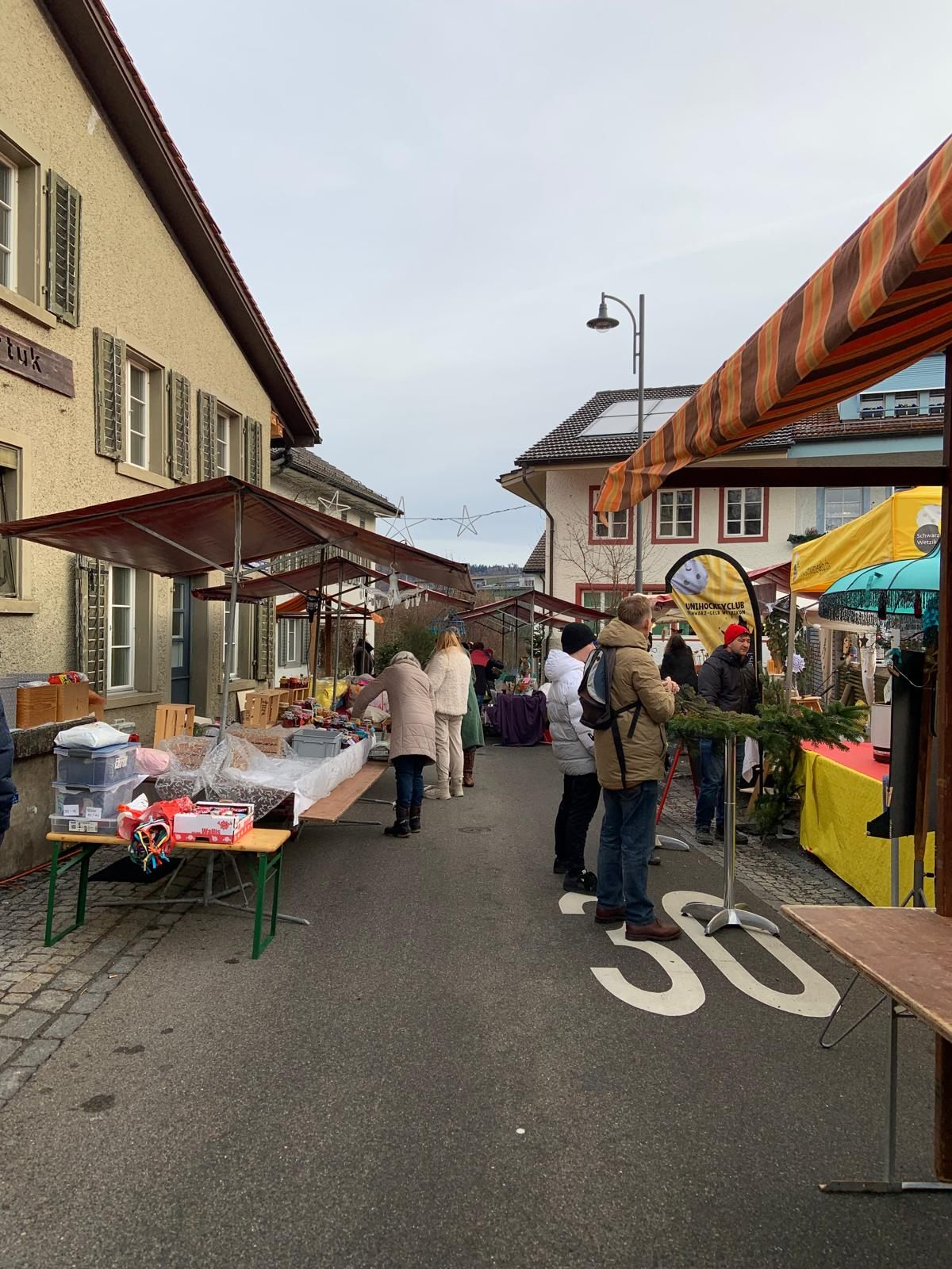 Stände in der Gasse am Rössliplatz