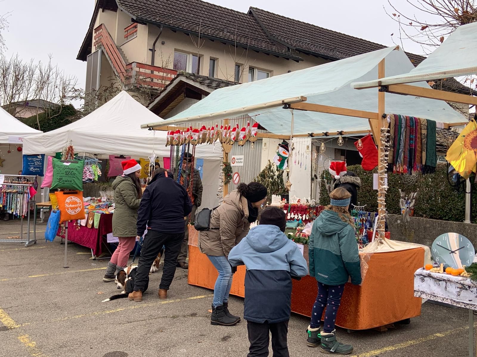 Handwerksstand mit Besuchern am Chlausmarkt