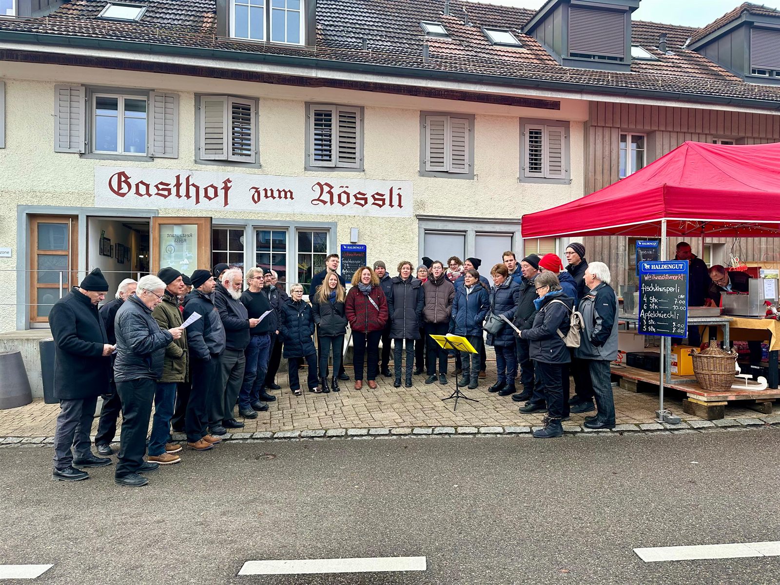 Jodelchor vor dem Gasthof zum Rössli