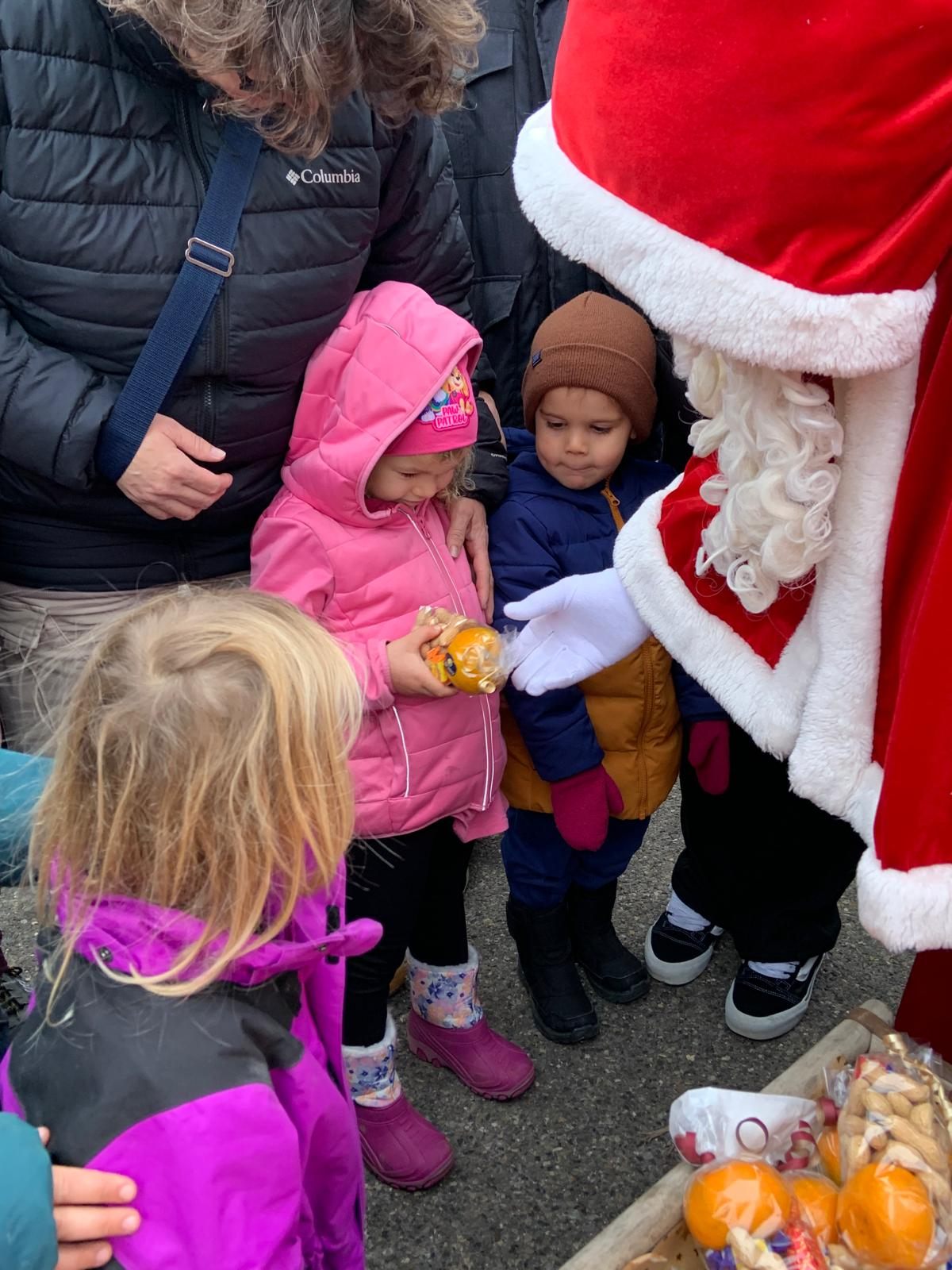 Samichlaus verteilt Äpfel und Nüsse an die Kinder