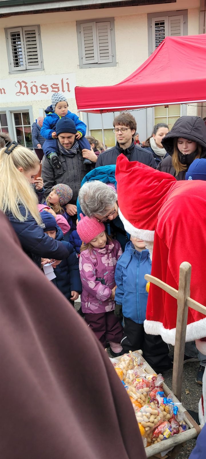 Kinder beim Samichlaus vor dem Gasthof zum Rössli