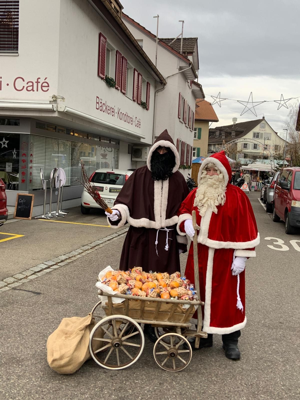 Samichlaus und Schmutzli mit dem Wagen voller Äpfel und Nüsse
