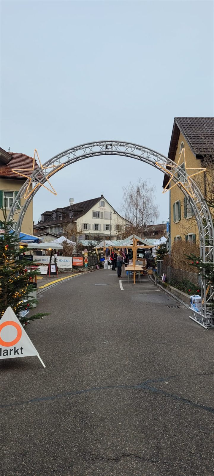Sternbogen über der Dorfstrasse