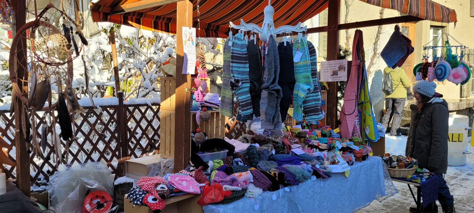 Gestricktes im Schnee am Stand