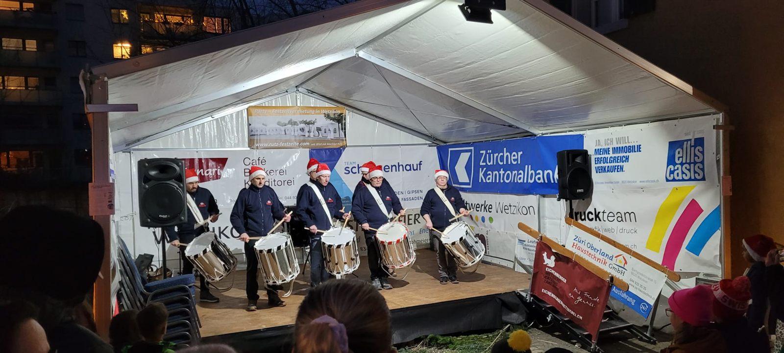 Trommler auf der Bühne am Abend
