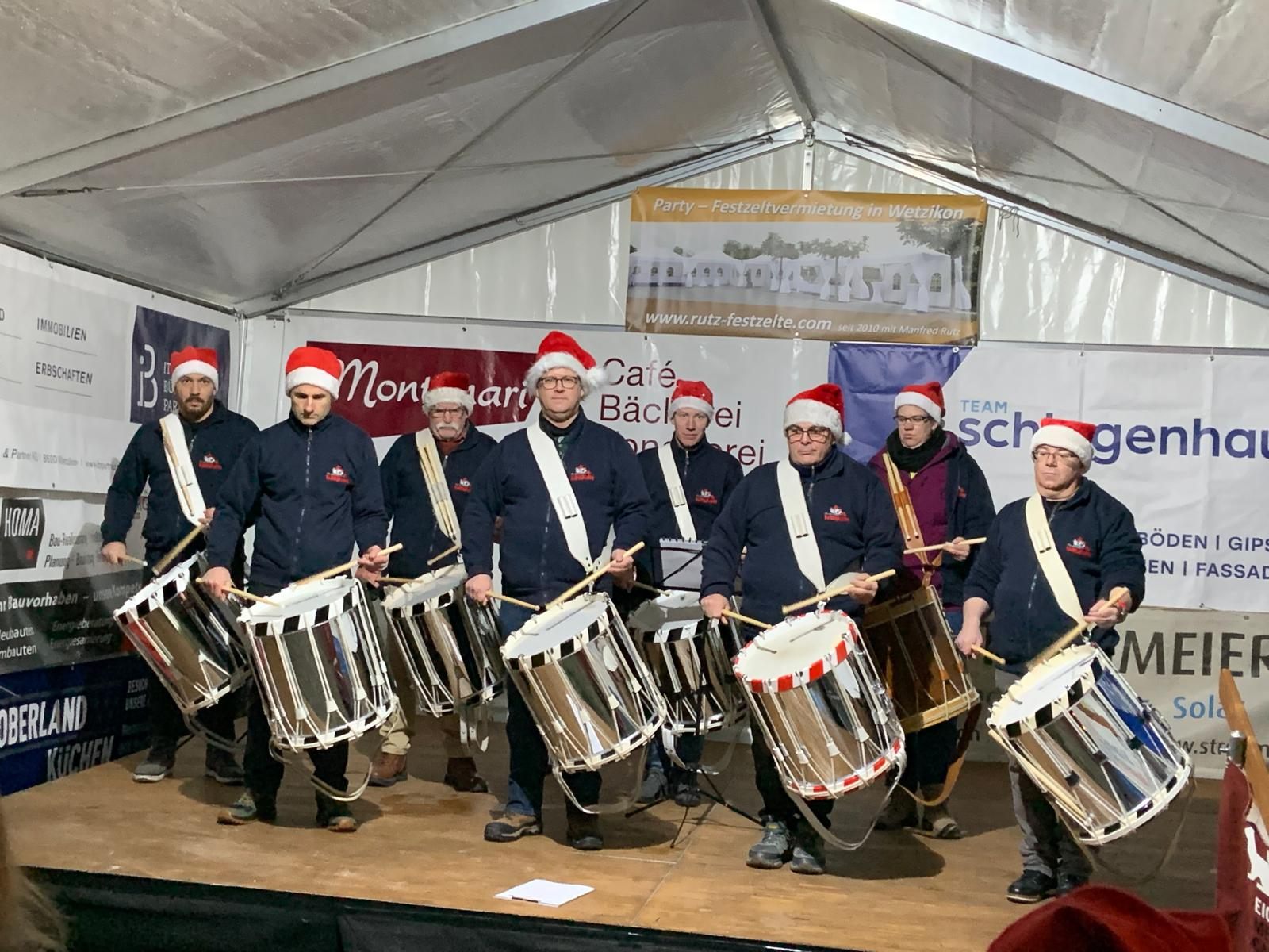 Trommler mit Samichlaus-Mützen auf der Bühne