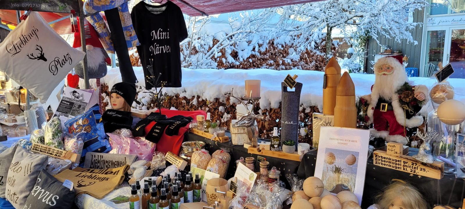 Stand mit Zirbe, Kissen und Geschenken