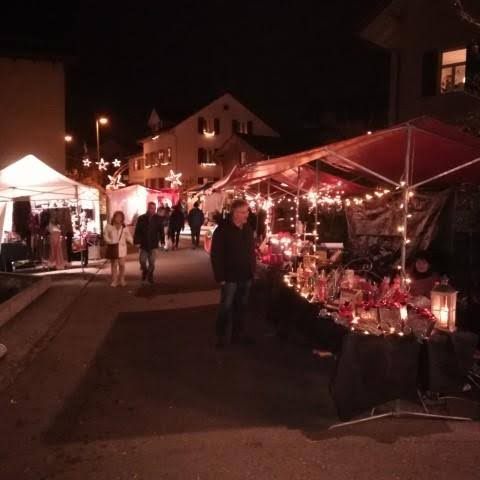 Chlausmärt am Abend, Stände mit Lichtern am Rössliplatz