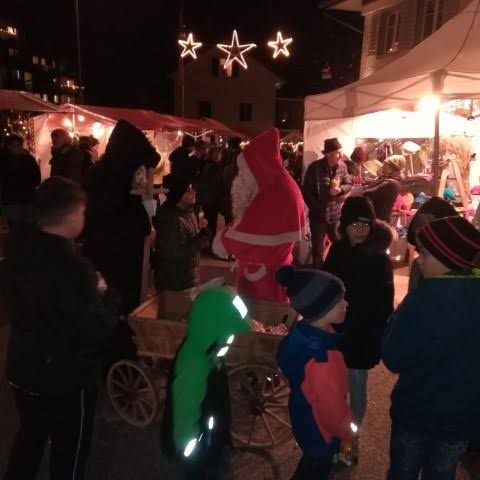 Samichlaus mit Chind am Chlausmärt