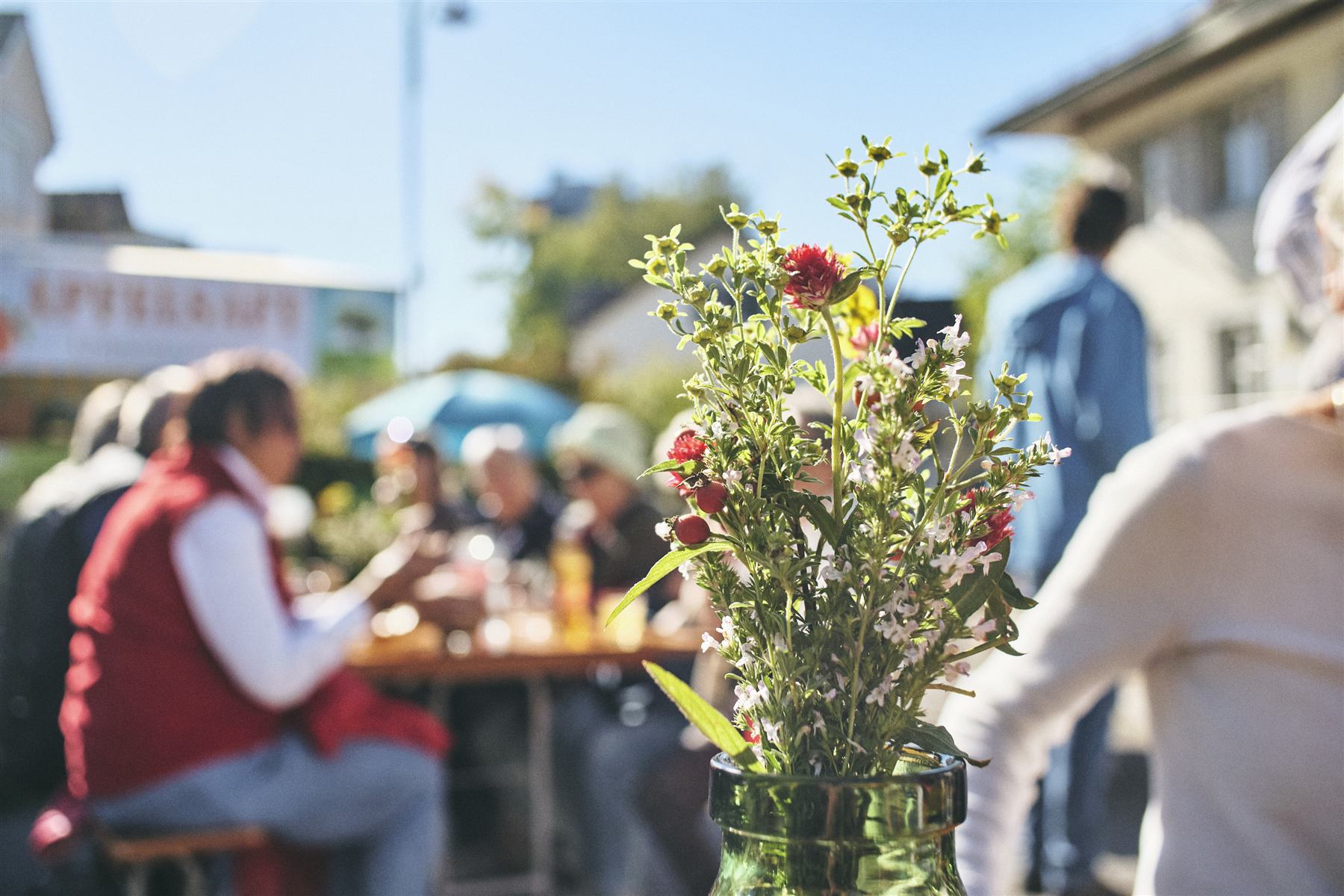 Lüüt am Tisch am Wuchemärt