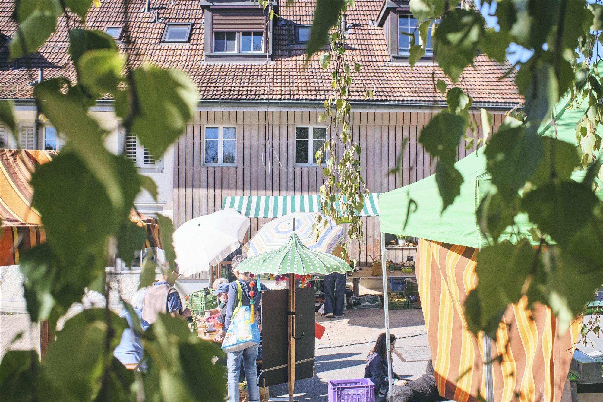 Wuchemärt am Samschtig, dur d Blätter uf de Platz